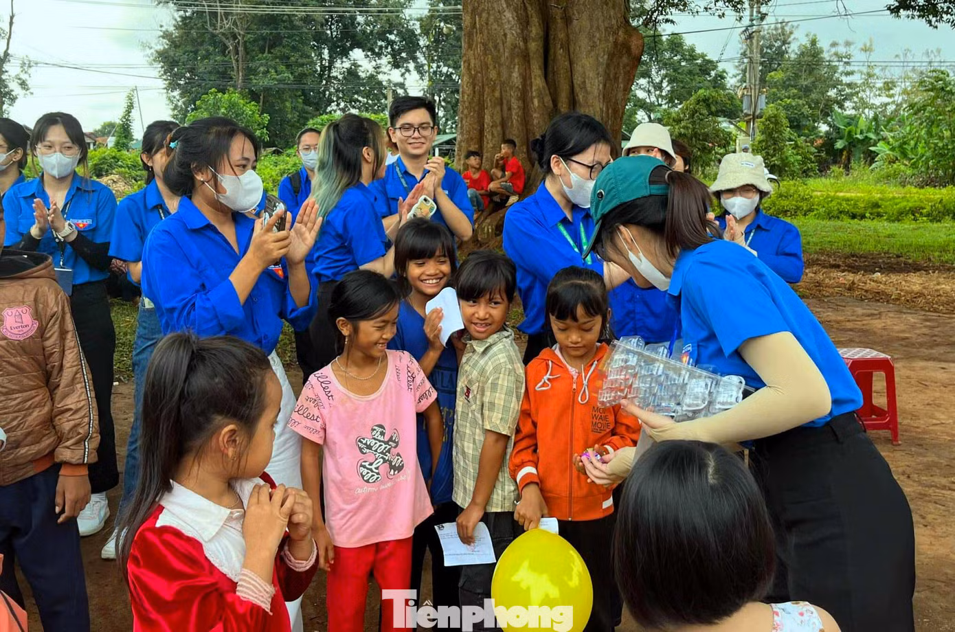 Các em thiếu nhi tham gia trò chơi đối vui có thưởng