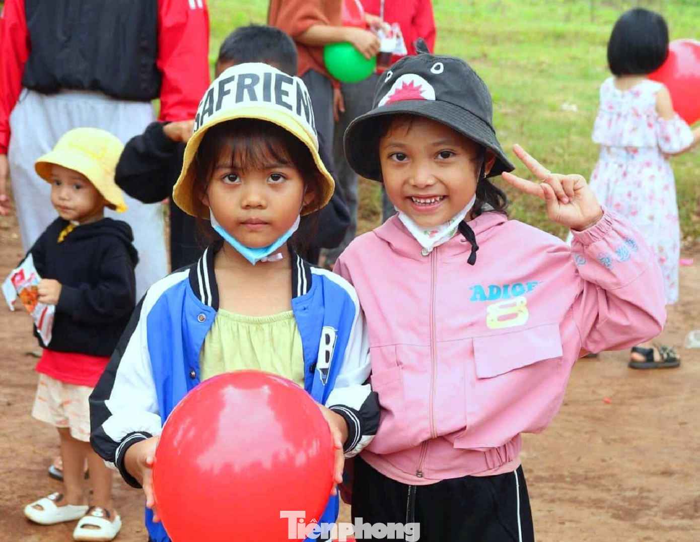 Hai em bé người dân tộc thiểu số ở buôn vùng sâu tỉnh Đắk Lắk hào hứng tham gia chương trình trung thu
