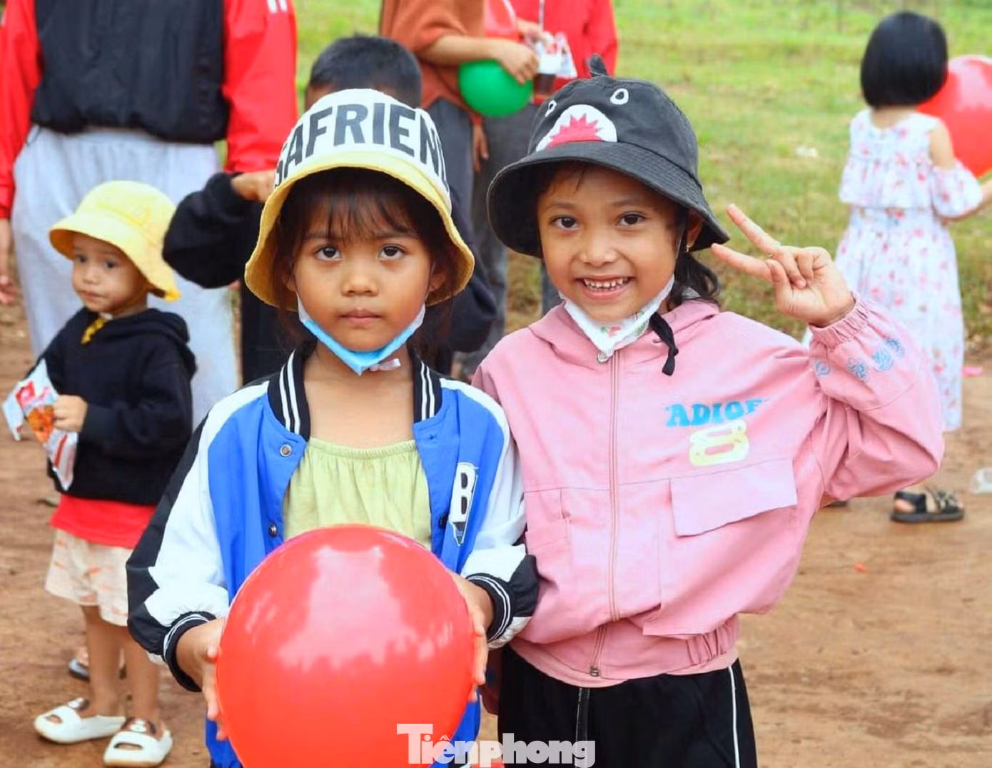 Hai em bé người dân tộc thiểu số ở buôn vùng sâu tỉnh Đắk Lắk hào hứng tham gia chương trình trung thu