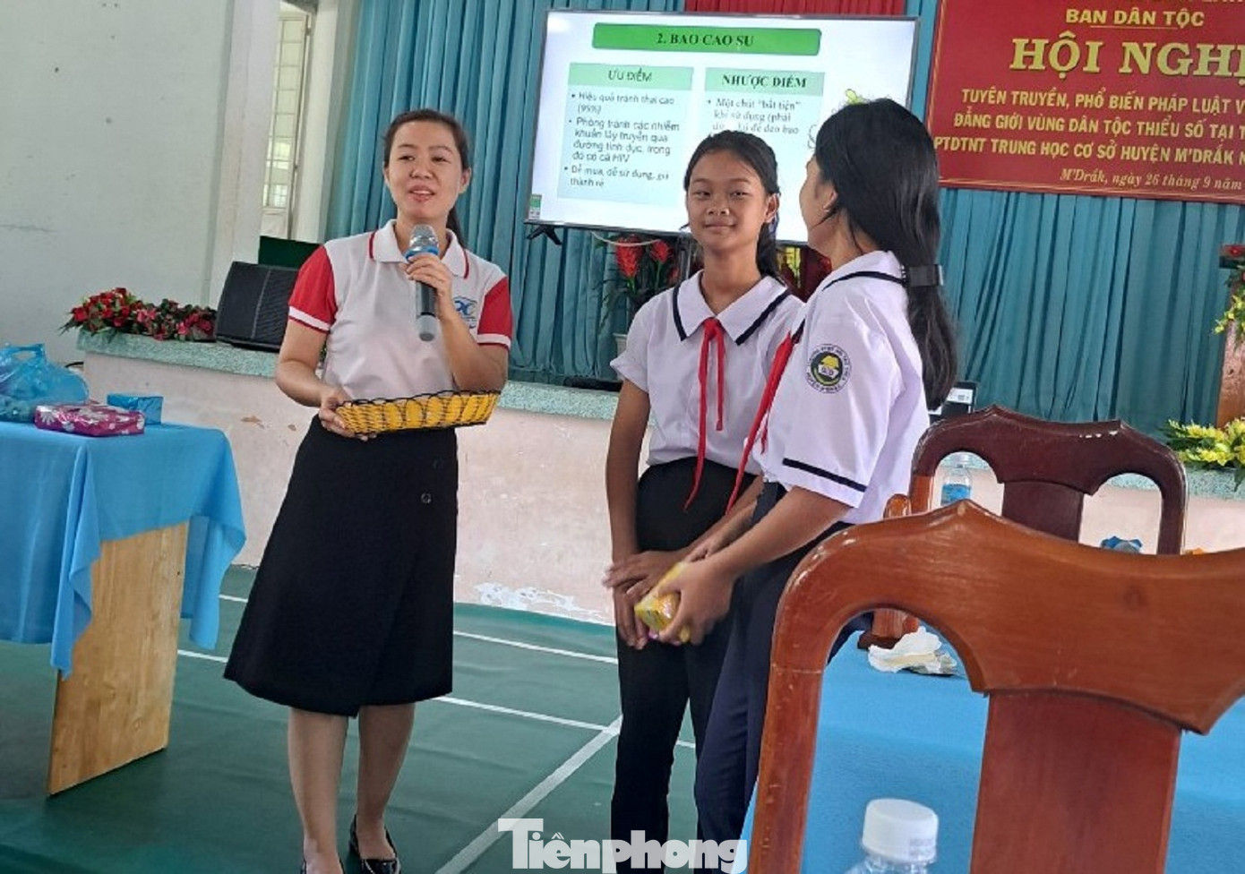 Các em học sinh có những chia sẻ và đưa ra những câu hỏi để báo cáo viên giải đáp