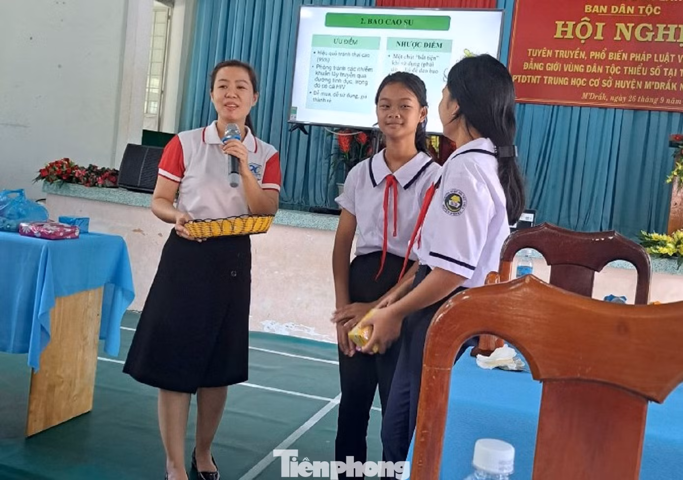 Các em học sinh có những chia sẻ và đưa ra những câu hỏi để báo cáo viên giải đáp