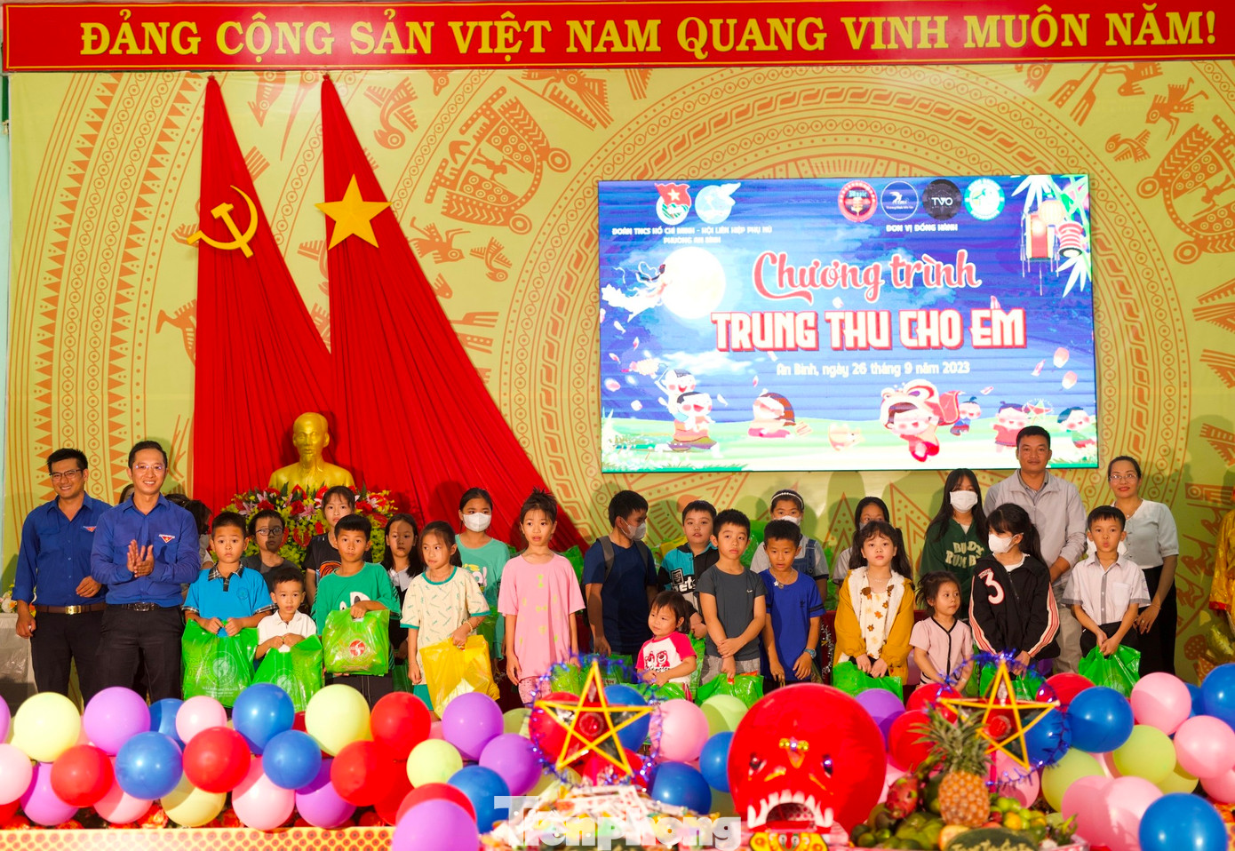 Các em có hoàn cảnh khó khăn được nhận suất quà ý nghĩa dịp trung thu