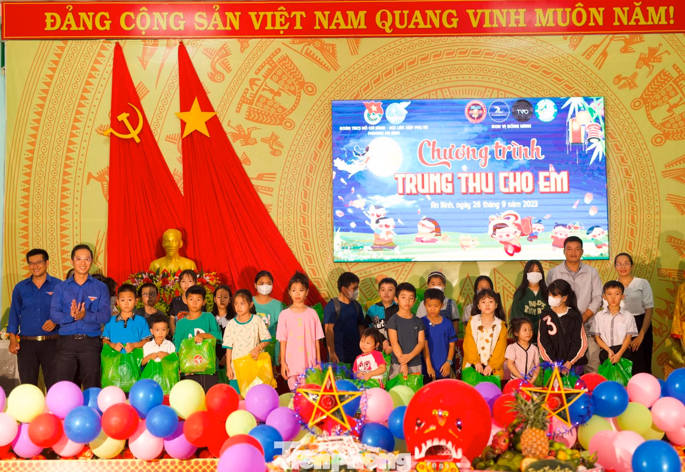 Các em có hoàn cảnh khó khăn được nhận suất quà ý nghĩa dịp trung thu