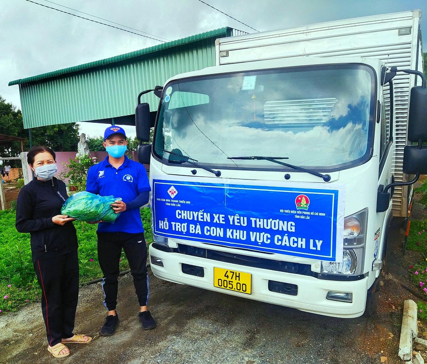 Chuyến xe yêu thương chở nhu yếu phẩm hỗ trợ người dân khó khăn Chuyến xe yêu thương chở nhu yếu phẩm hỗ trợ người dân khó khăn