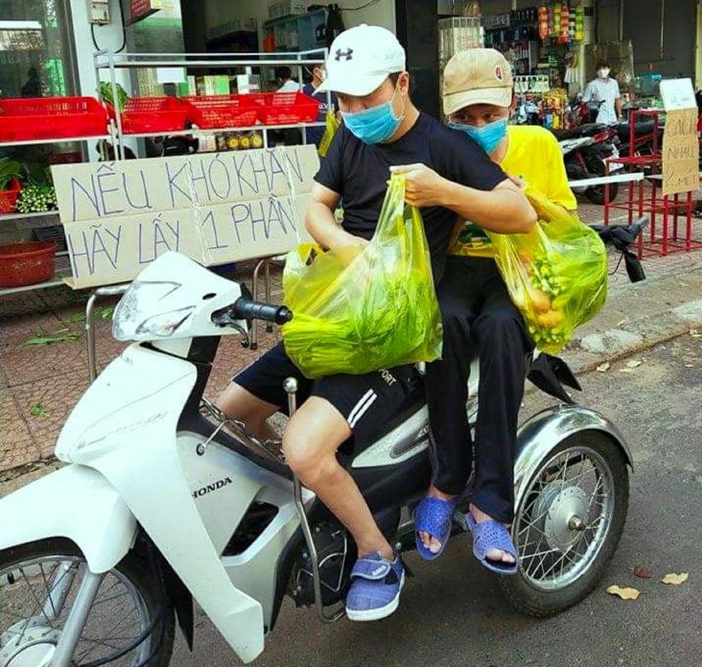 Hai anh em Hoàng nhận quà từ gian hàng 0 đồng Hai anh em Hoàng nhận quà từ gian hàng 0 đồng