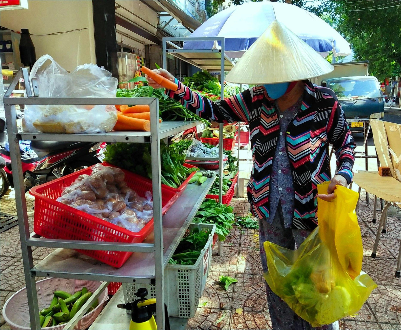 Người dân chọn thực phẩm tại gian hàng 0 đồng Người dân chọn thực phẩm tại gian hàng 0 đồng