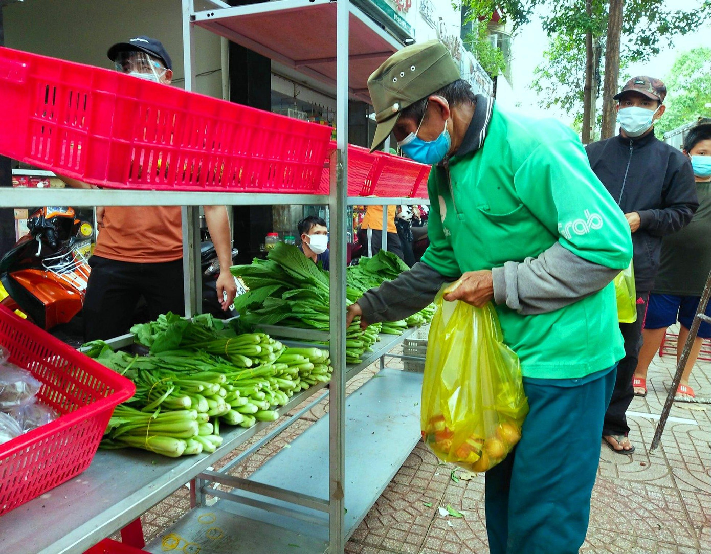 Gian hàng 0 đồng khép lại với hơn 1.300 lượt người đến chọn hàng Gian hàng 0 đồng khép lại với hơn 1.300 lượt người đến chọn hàng