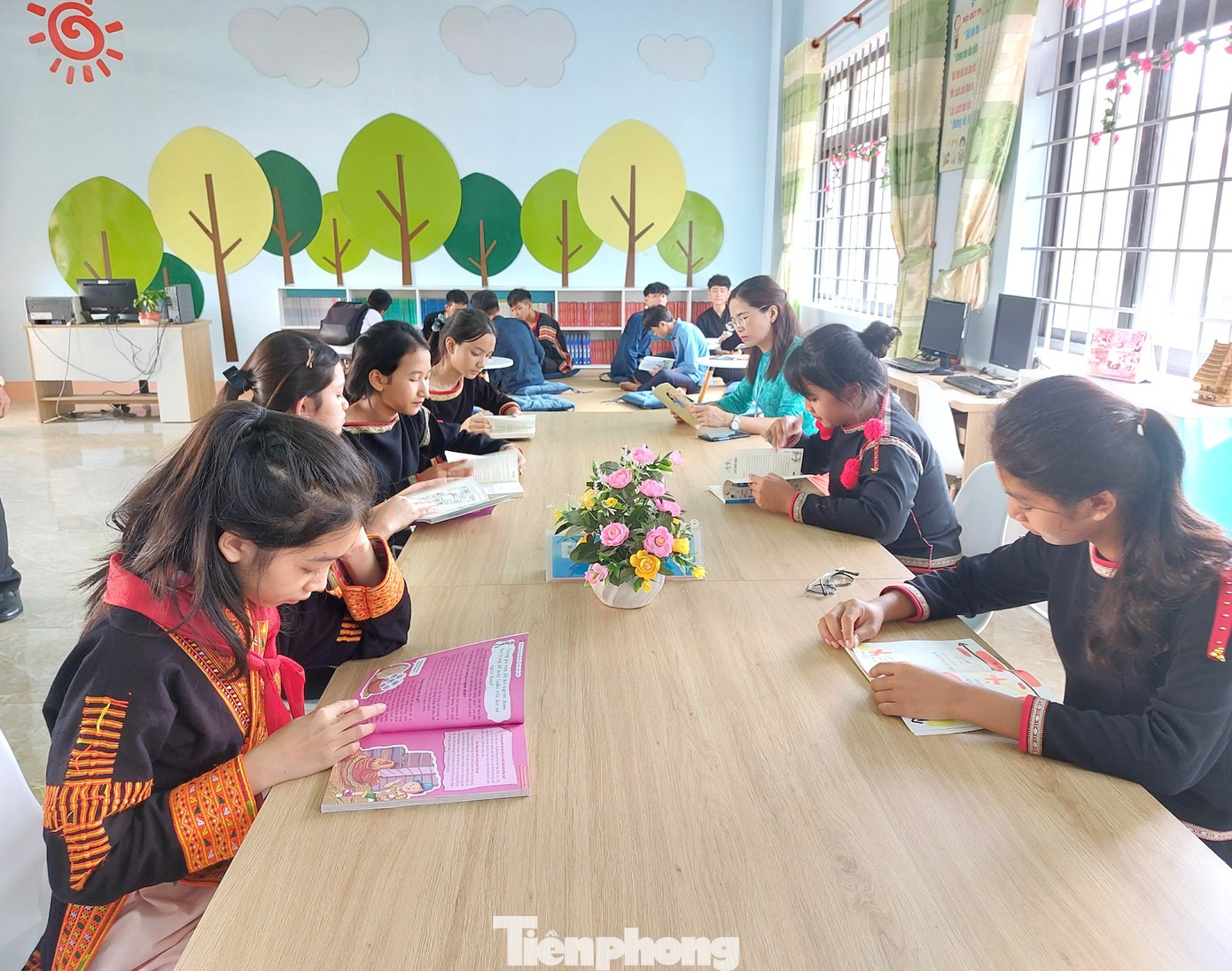 Một nhóm khoảng 15 học sinh Trường phổ thông Dân tộc nội trú THCS Cư M’gar (huyện Cư M’gar, Đắk Lắk) đã sáng tác bộ truyện tranh song ngữ tiếng Việt - tiếng Êđê với nội dung “Bảo tồn quảng bá bản sắc dân tộc Êđê”.