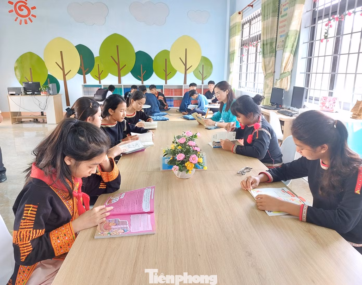 Một nhóm khoảng 15 học sinh Trường phổ thông Dân tộc nội trú THCS Cư M’gar (huyện Cư M’gar, Đắk Lắk) đã sáng tác bộ truyện tranh song ngữ tiếng Việt - tiếng Êđê với nội dung “Bảo tồn quảng bá bản sắc dân tộc Êđê”.