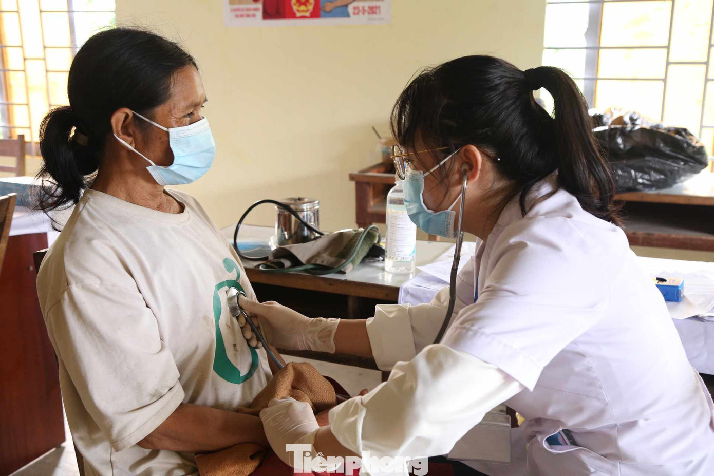 Tại chương trình đã khám, tư vấn về các bệnh tim mạch, huyết áp, xương khớp, nội ngoại khoa, da liễu, mắt, điện tim, hướng dẫn phòng ngừa các loại bệnh tật cho hơn 200 người dân ở 2 buôn.