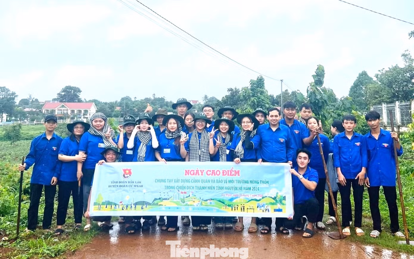 Đội hình sinh viên tình nguyện phối hợp cùng Đoàn xã Ea Kuêh xây dựng công trình thanh niên sân bóng chuyền; thu gom rác thải ở các tuyến đường liên xã; hỗ trợ người dân đào hố rác thải; ôn tập hè, tuyên truyền Luật cho các em thiếu nhi....