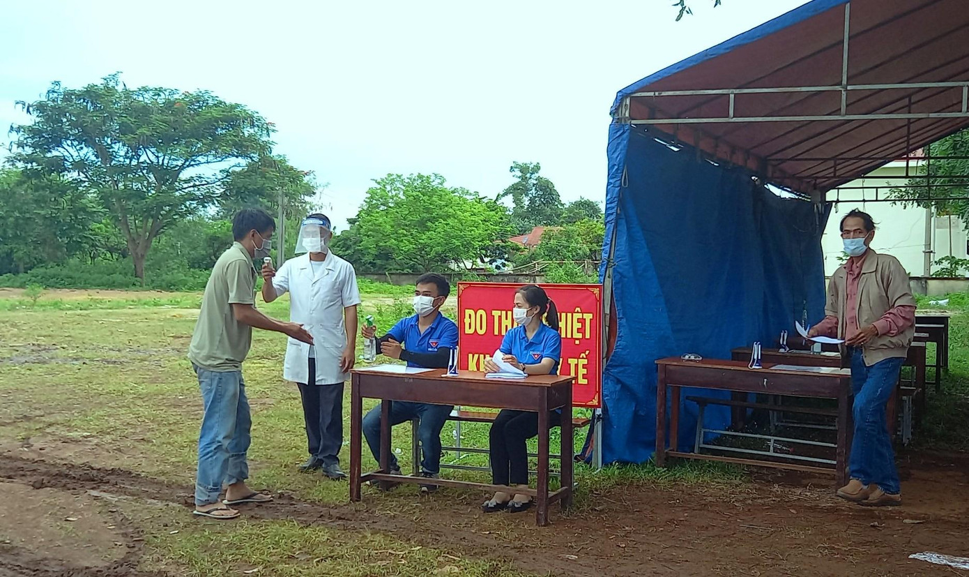 Đoàn thanh niên xã Hòa Phú hỗ trợ người dân khai báo y tế Đoàn thanh niên xã Hòa Phú hỗ trợ người dân khai báo y tế