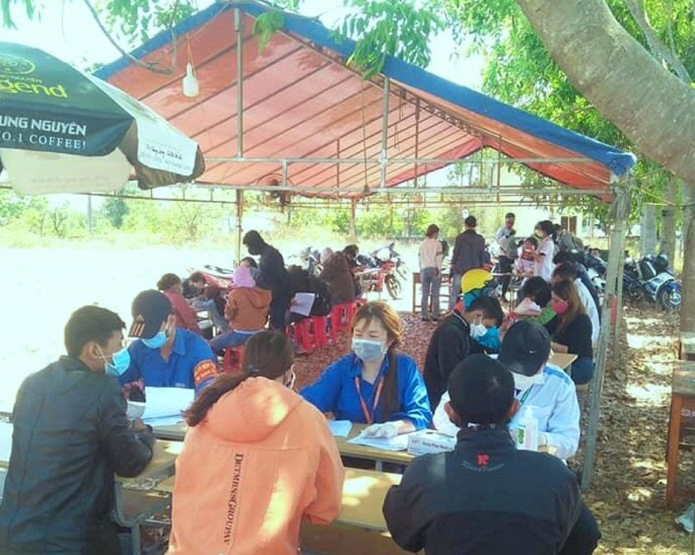 Đoàn thanh niên xã Hòa Phú lấy thông tin của người dân trở về địa phương Đoàn thanh niên xã Hòa Phú lấy thông tin của người dân trở về địa phương