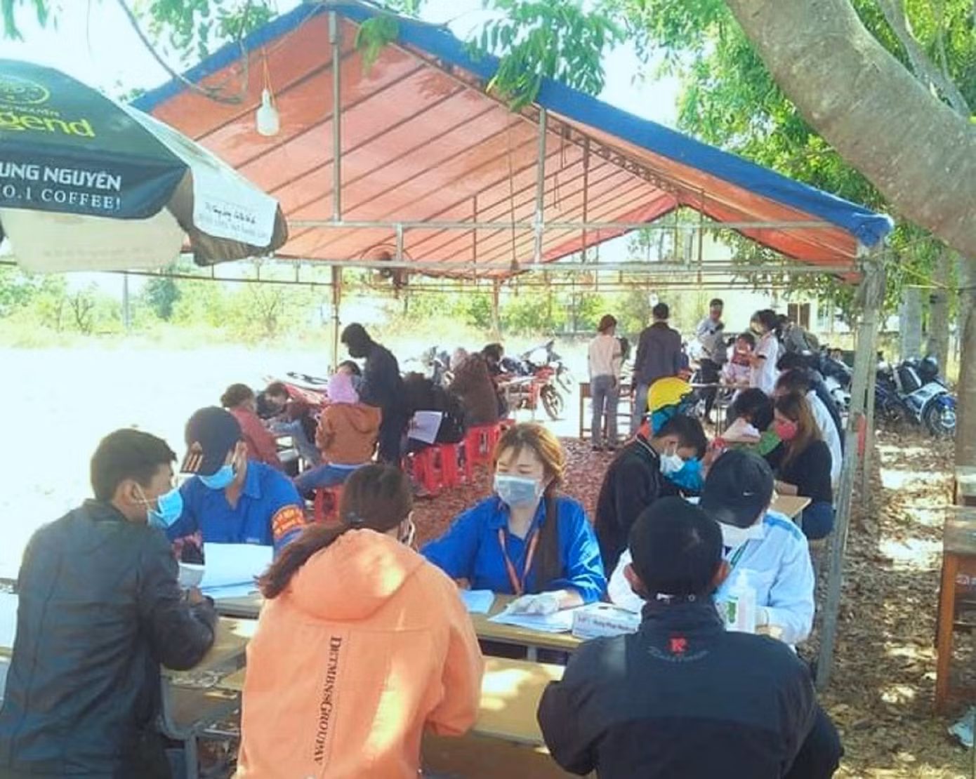 Đoàn thanh niên xã Hòa Phú lấy thông tin của người dân trở về địa phương Đoàn thanh niên xã Hòa Phú lấy thông tin của người dân trở về địa phương