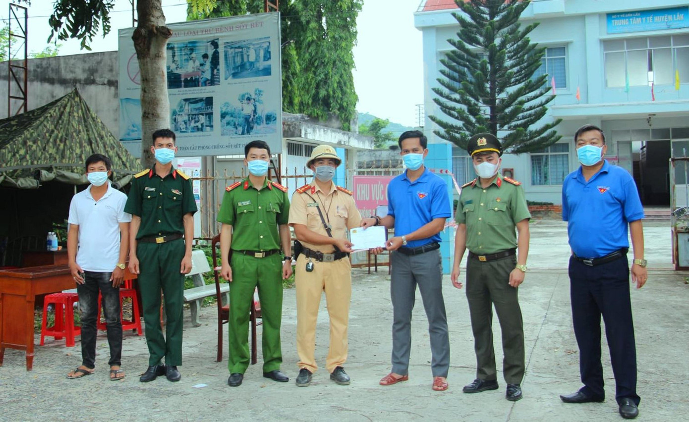 Đại diện Tỉnh đoàn tham và tặng quà đội hình ứng trực tại điểm cách ly y tế Đại diện Tỉnh đoàn tham và tặng quà đội hình ứng trực tại điểm cách ly y tế