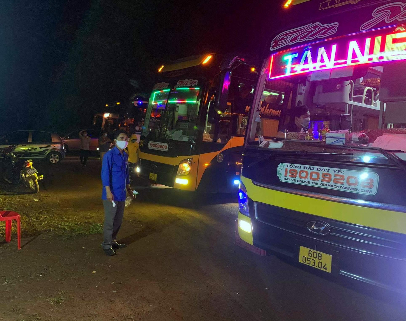 Đoàn thanh niên làm việc cật lực vào thời gian cao điểm xe đổ về đông từ 2-4 giờ sáng Đoàn thanh niên làm việc cật lực vào thời gian cao điểm xe đổ về đông từ 2-4 giờ sáng