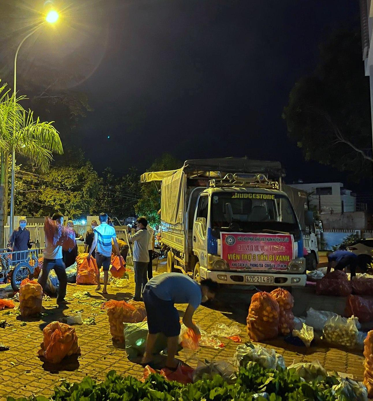 Đoàn viên tỉnh đoàn hỗ trợ bốc xếp nông sản Đoàn viên tỉnh đoàn hỗ trợ bốc xếp nông sản