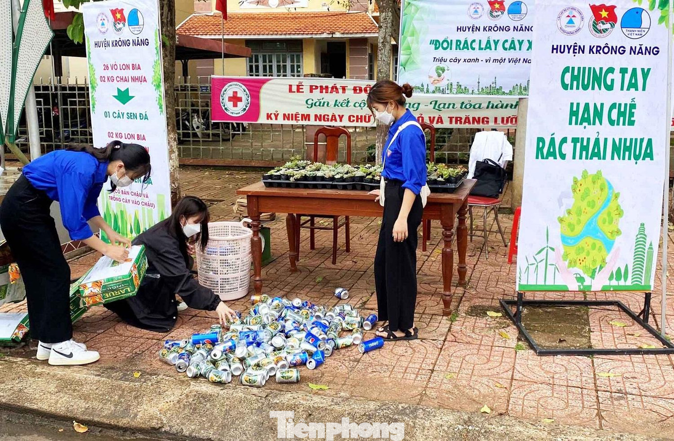 Đoàn viên thanh niên phân loại rác Đoàn viên thanh niên phân loại rác