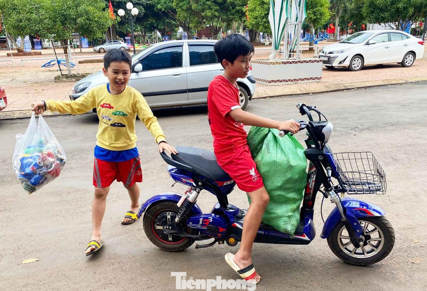 Nhiều em nhỏ vui mừng mang rác thải tái chế tới địa điểm đổi cây xanh Nhiều em nhỏ vui mừng mang rác thải tái chế tới địa điểm đổi cây xanh