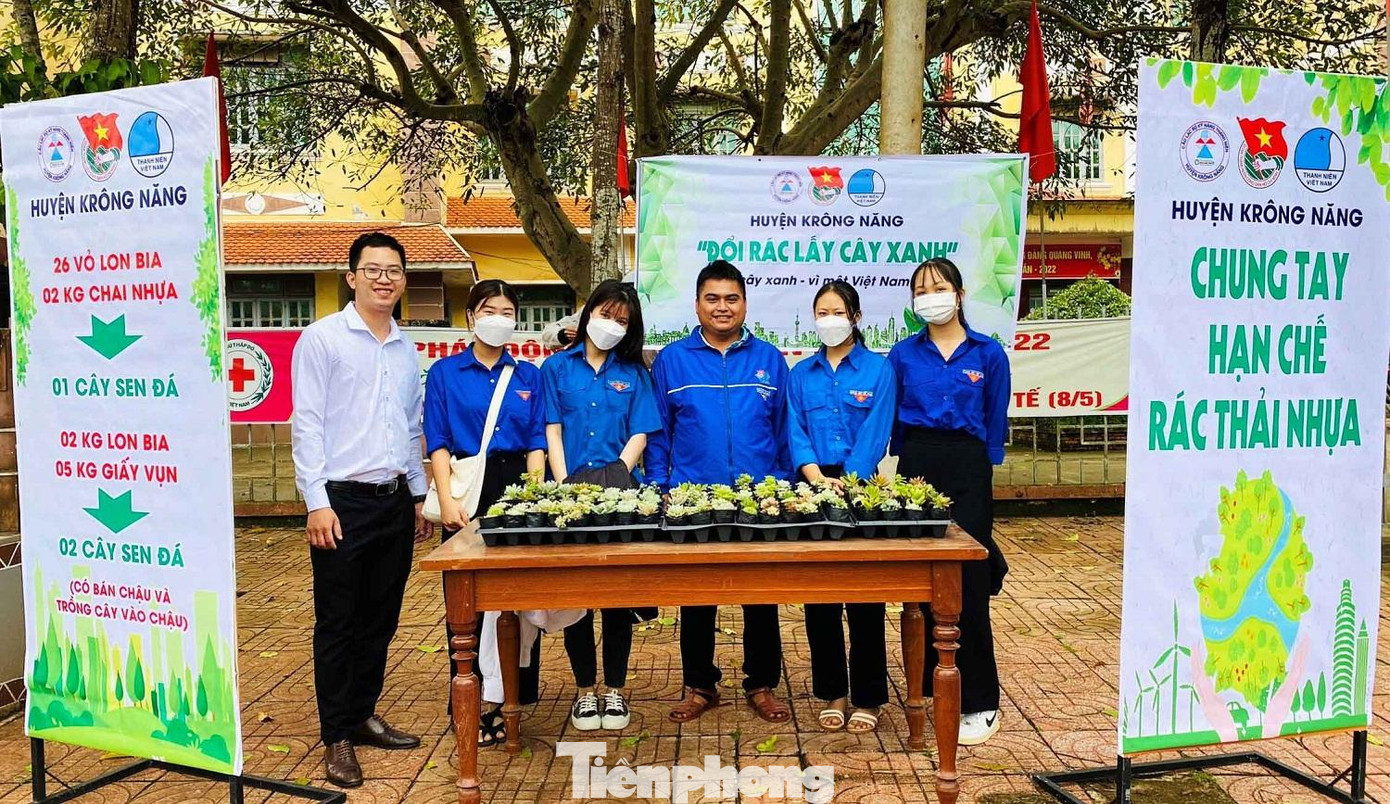 Chương trình Đổi rác lấy cây xanh của tuổi trẻ huyện Krông Năng Chương trình Đổi rác lấy cây xanh của tuổi trẻ huyện Krông Năng