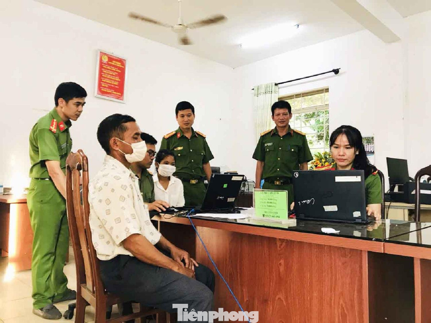 Lãnh đạo công an huyện thường xuyên đến các địa điểm cấp căn cước động viên tinh thần cán bộ, chiến sĩ