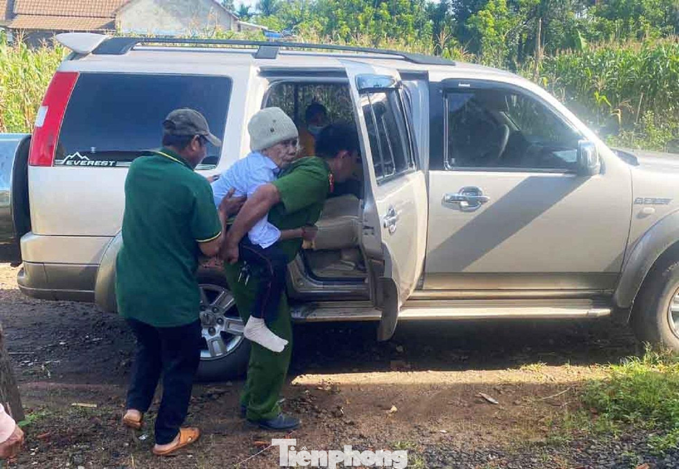 Công an huyện tăng cường xe và nhân lực hỗ trợ người dân làm căn cước