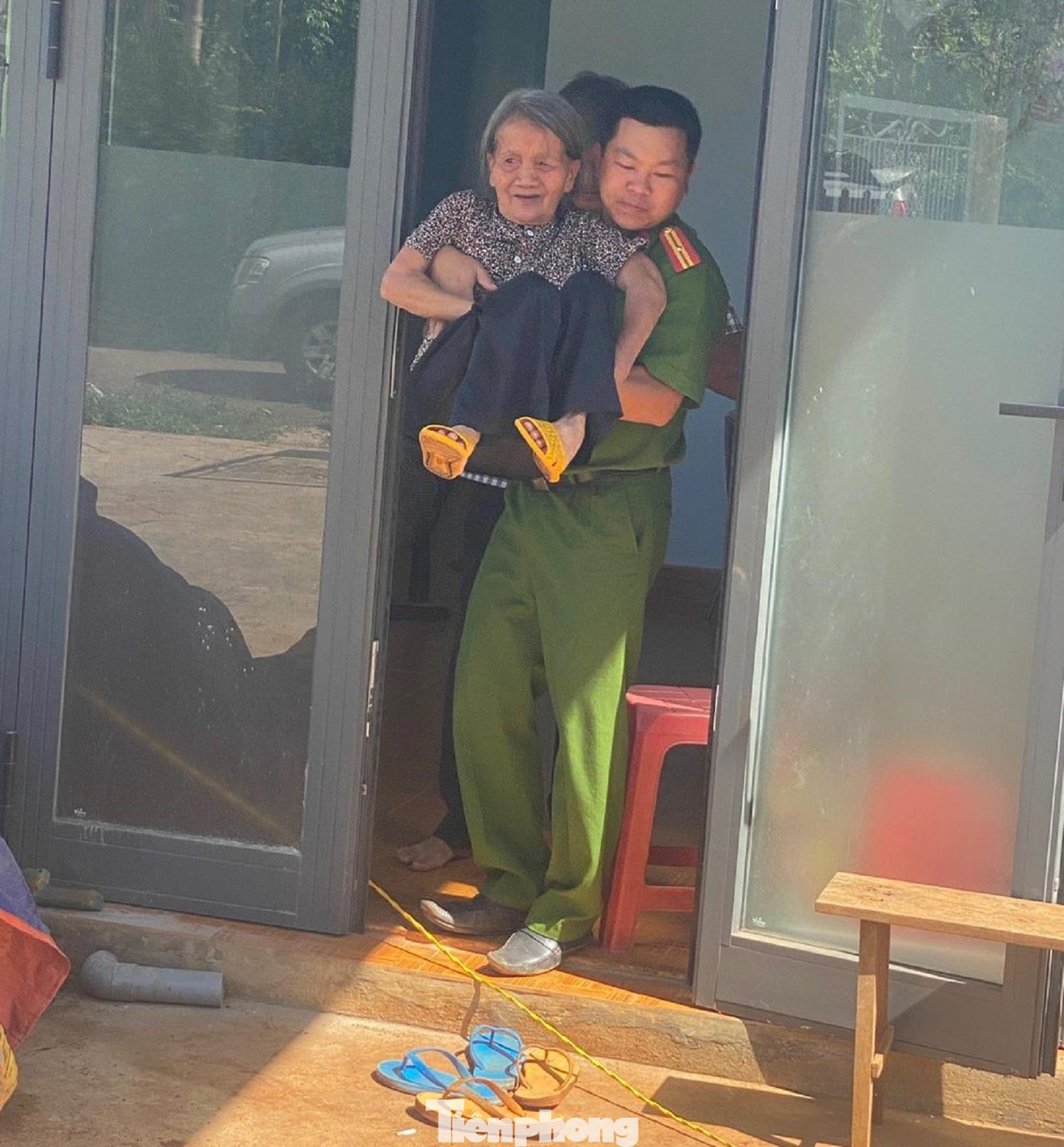 Cán bộ chiến sĩ công an đến nhà hỗ trợ người dân đi làm căn cước