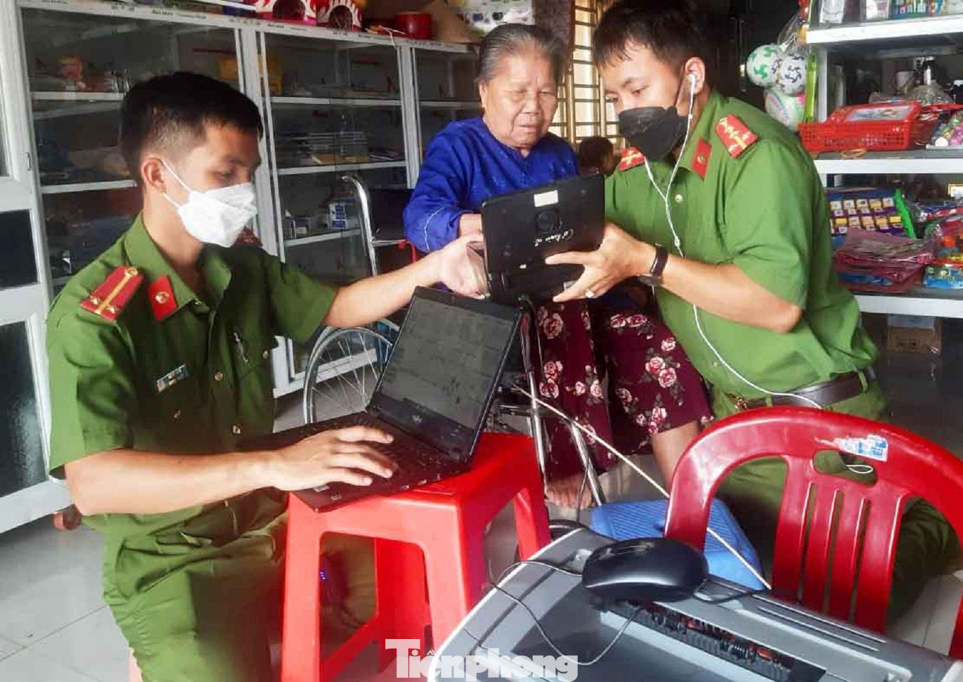 Dịp lễ, cán bộ chiến sĩ công an đến tận nhà người già, khuyết tật làm căn cước