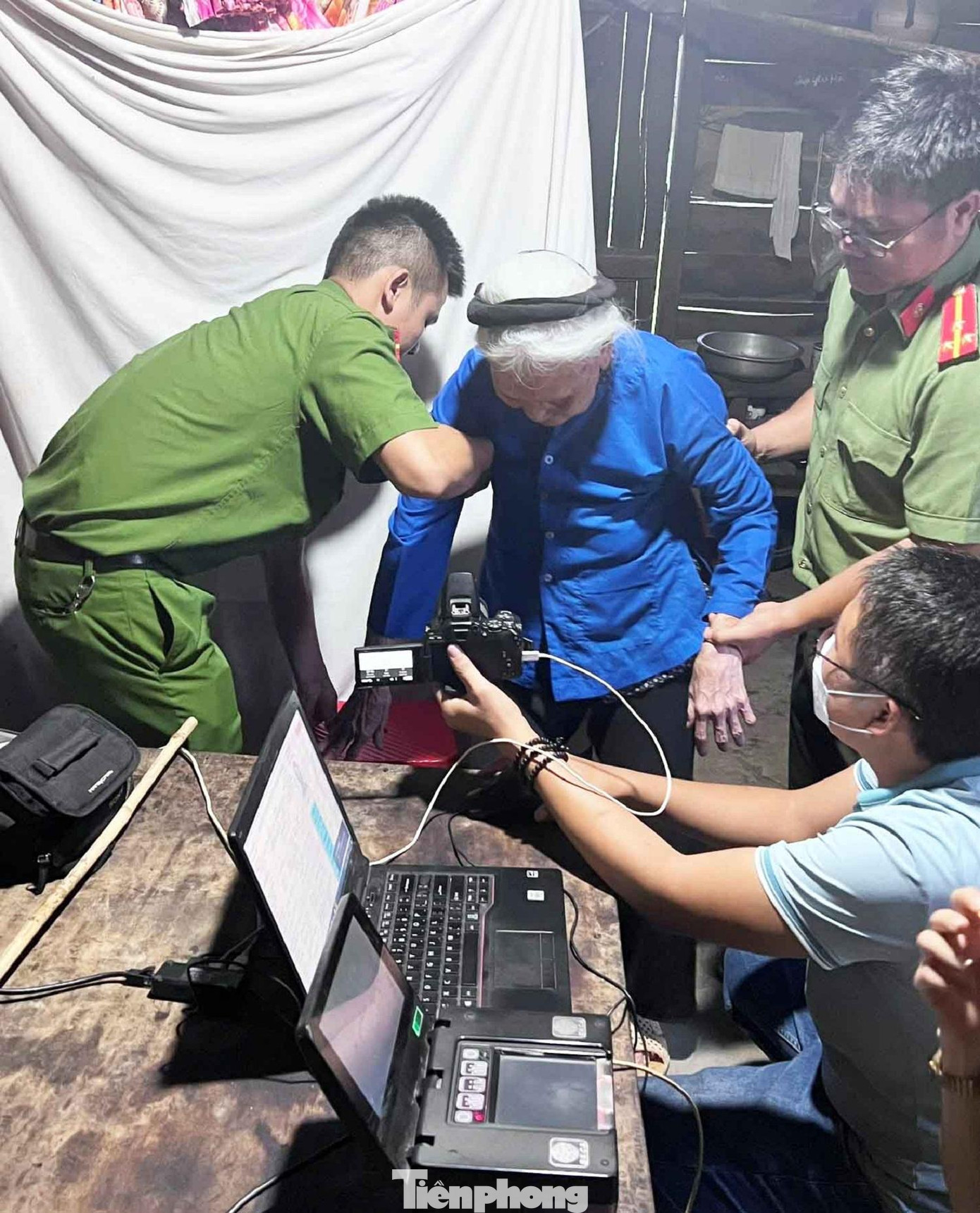 Người dân được cán bộ, chiến sĩ công an hướng dẫn thủ tục làm căn cước