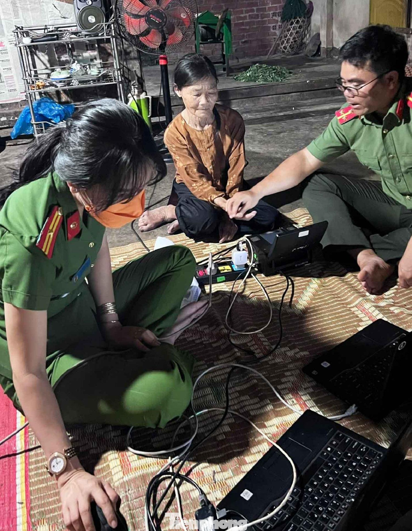 Không kể ngày đêm, các tổ công tác đến nhà người già, đi lại khó khăn làm căn cước