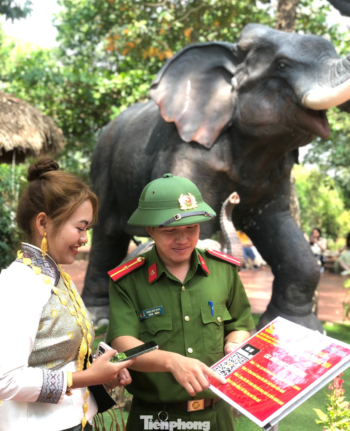 Cán bộ, chiến sĩ công an giới thiệu tiện ích khi truy cập vào bản đồ số du lịch