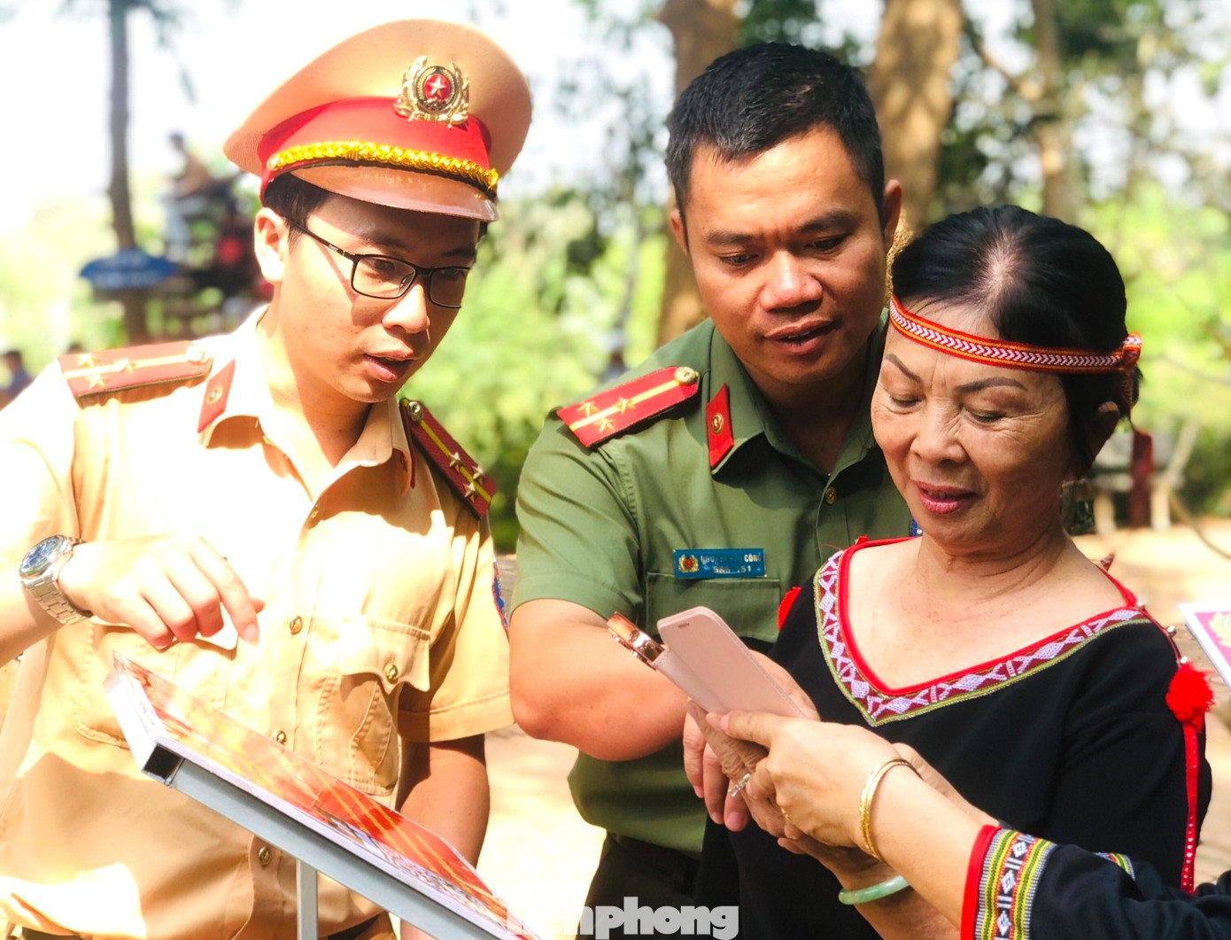 Người dân được hướng dẫn cách truy cập vào bản đồ số du lịch.