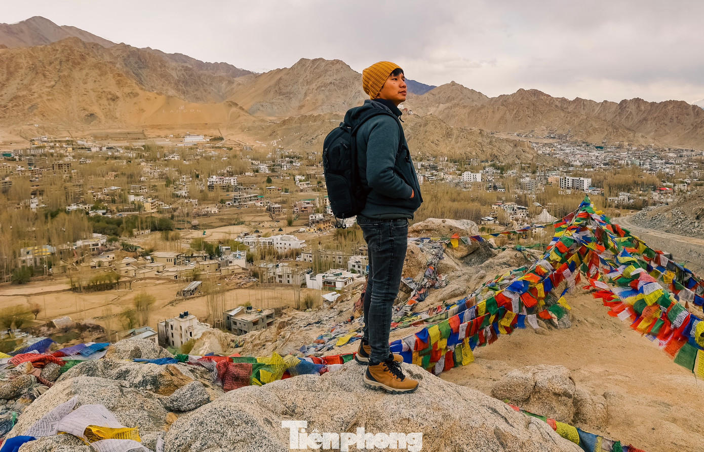 Lê Viết Vinh chụp ảnh check in tại Ladakh (Ấn Độ)