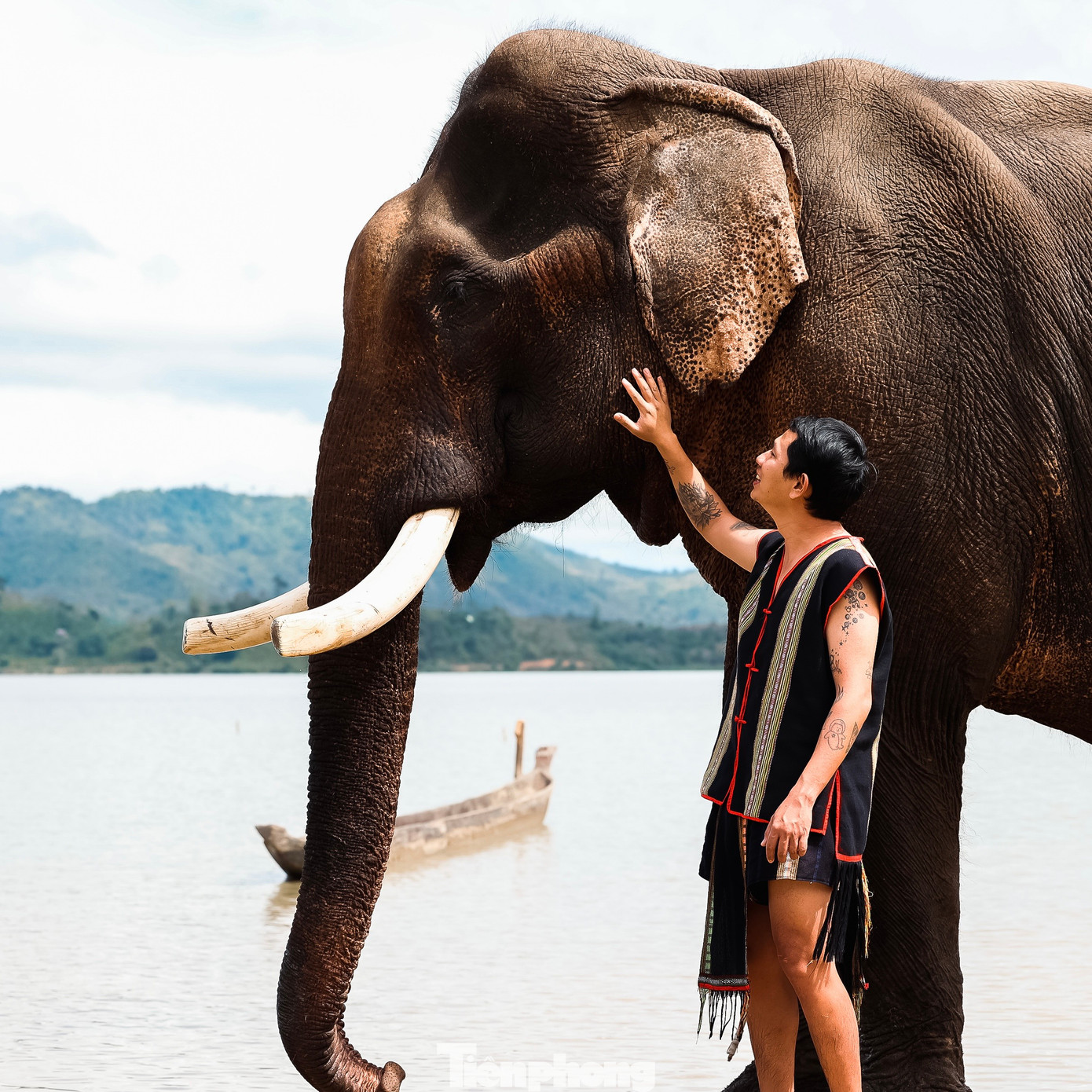 Blogger Vinh Gấu chụp ảnh với voi trong hành trình khám phá Lắk