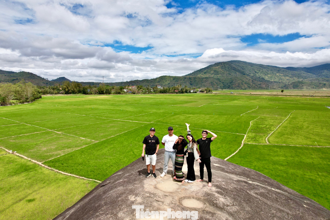 Vinh Gấu chụp ảnh tại núi đá Voi Mẹ ở Yang Tao, huyện Lắk (Đắk Lắk)
