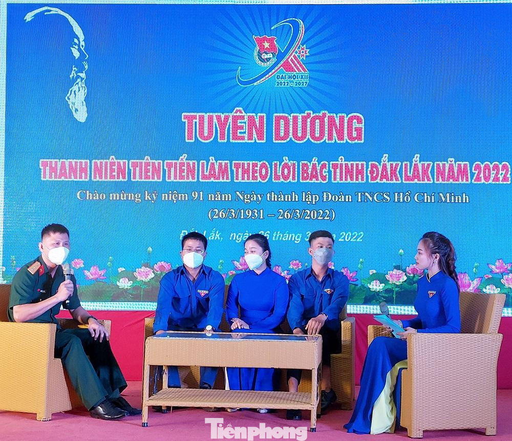 Tại buổi lễ giao lưu các gương tiêu biểu Tại buổi lễ giao lưu các gương tiêu biểu