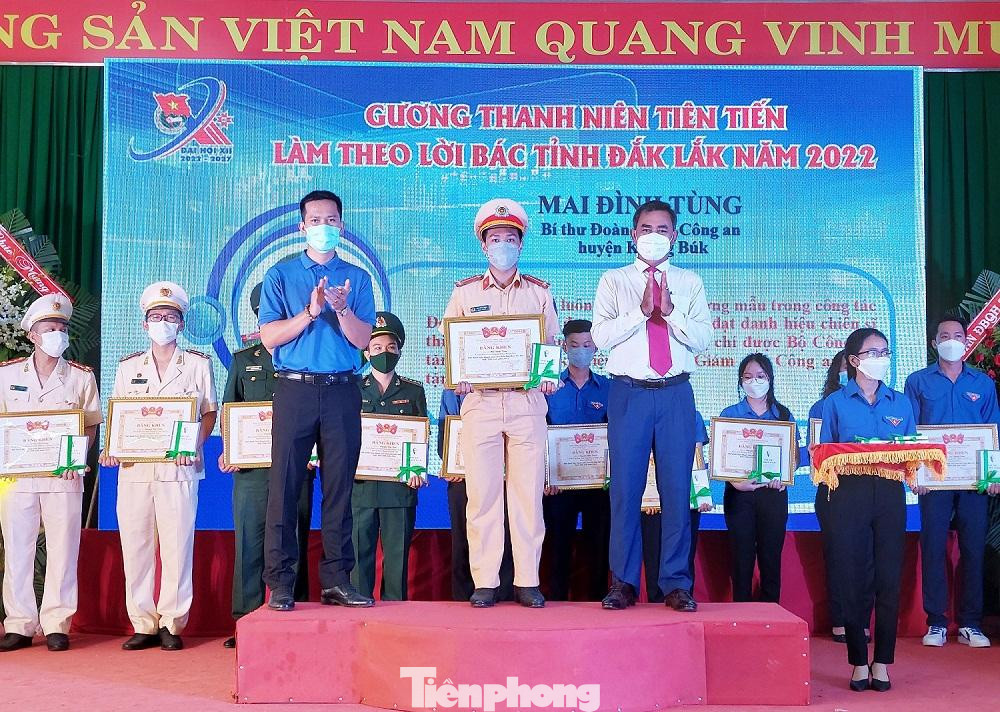 Trung úy Mai Đình Tùng tại buổi lễ tuyên dương Trung úy Mai Đình Tùng tại buổi lễ tuyên dương