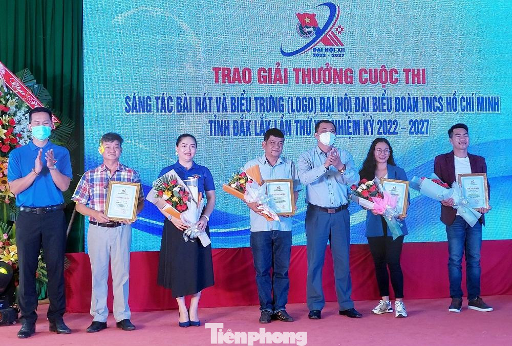 Trao giải cho các cá nhân, tập thể sáng tác bài hát đại hội Trao giải cho các cá nhân, tập thể sáng tác bài hát đại hội