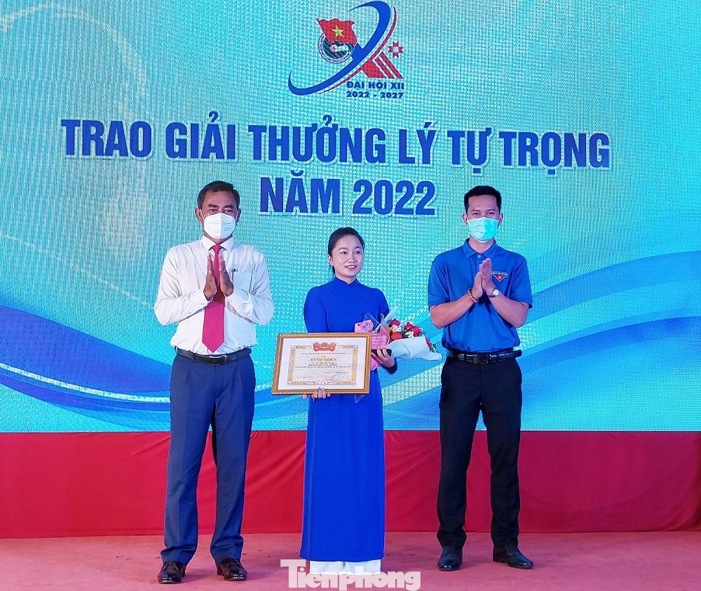 Trao giải thưởng Lý Tự Trọng cho đồng chí Võ Thị Mỹ Trinh Trao giải thưởng Lý Tự Trọng cho đồng chí Võ Thị Mỹ Trinh