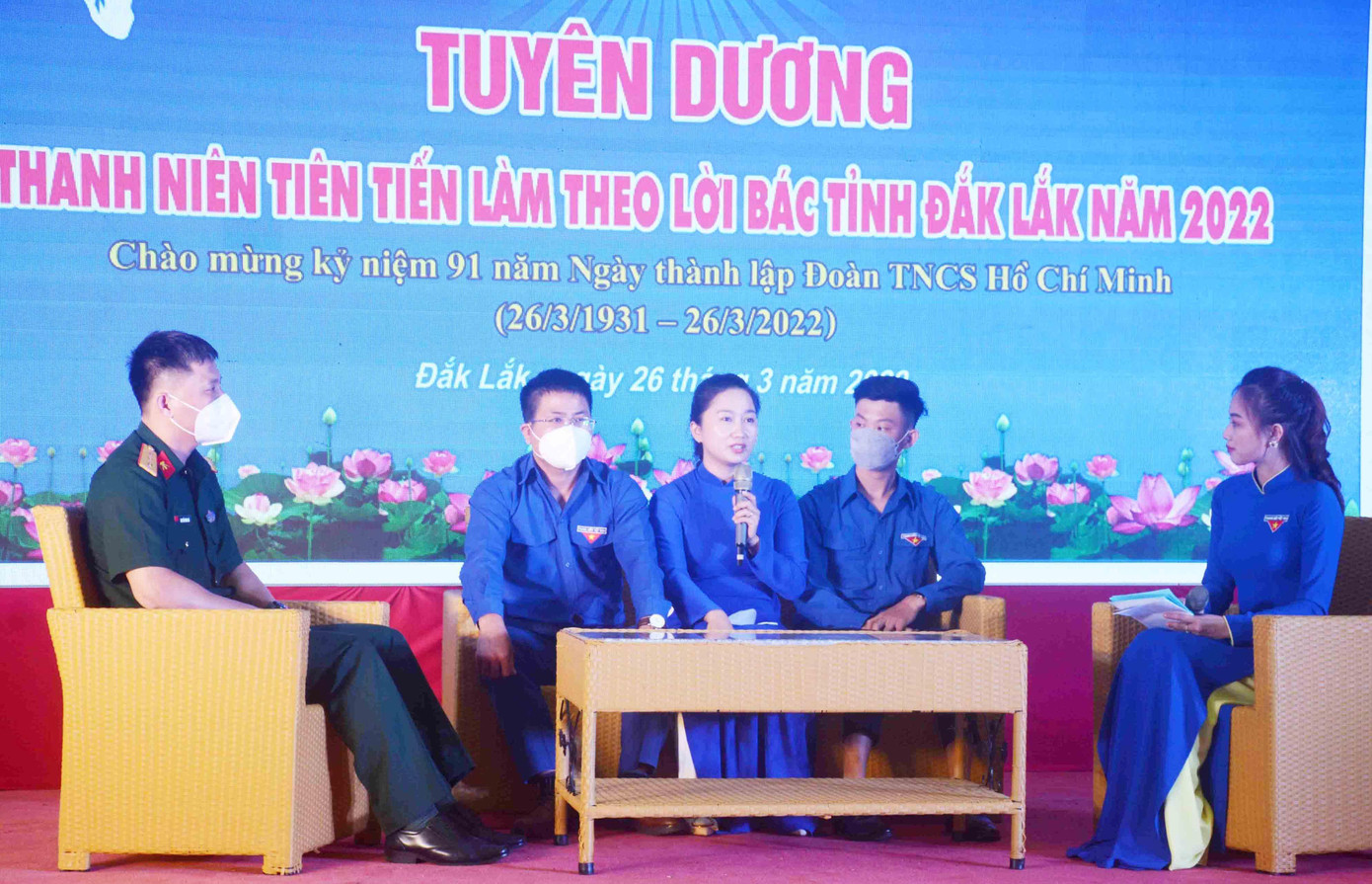 Chị Mỹ Trinh giao lưu với các gương thanh niên tiêu biểu Chị Mỹ Trinh giao lưu với các gương thanh niên tiêu biểu