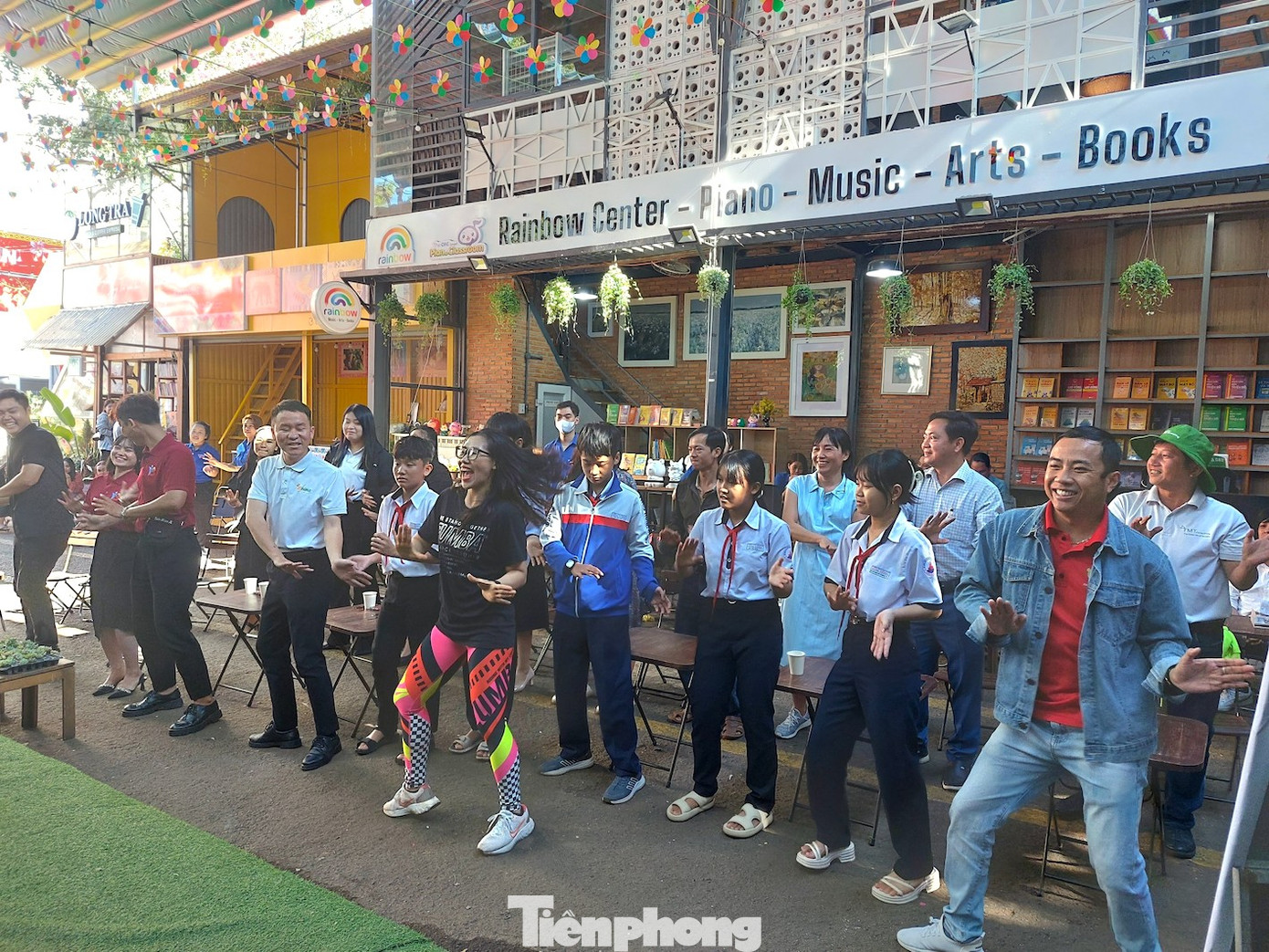 Mở đầu chương trình là điệu nhảy đầy sôi động của các bạn trẻ.