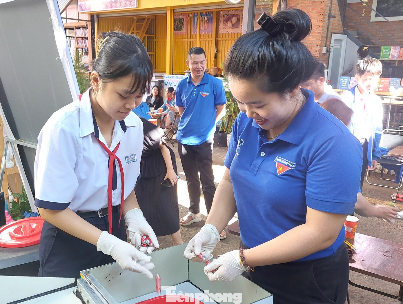 Tại chương trình, ban tổ chức ra mắt mô hình “Trạm thu pin cũ – đổi pin lấy sách, sen đá”. Nhiều học sinh, đoàn viên thanh niên mang pin cũ đến đổi.