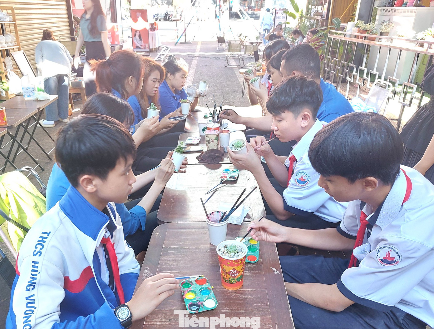 Các em học sinh được đoàn viên thanh niên hướng dẫn tái tạo lại những sản phẩm mình đã sử dụng như ly nhựa để làm chậu đựng sen đá.