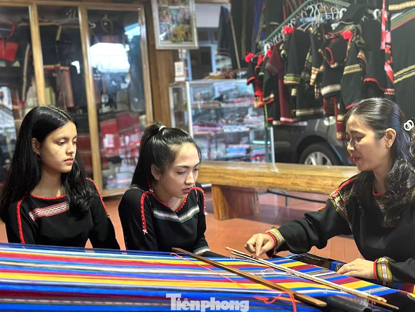 Nhiều bạn trẻ được tham quan, trải nghiệm nghề dệt của người Êđê nơi đây.