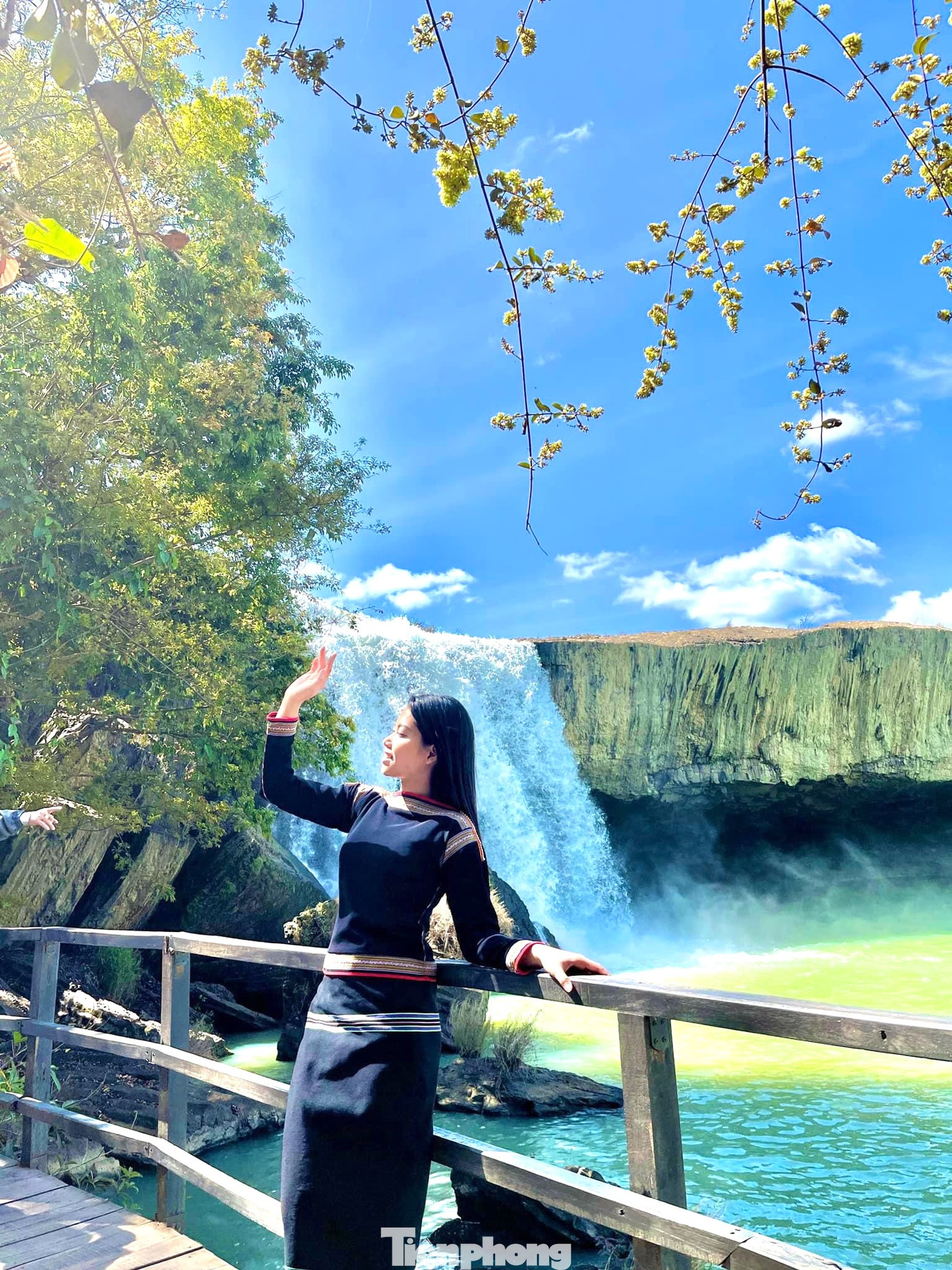 Nhiều bạn trẻ tìm đến thác Dray Nu (xã Dray Sáp, huyện Krông Ana, tỉnh Đắk Lắk) khám phá vẻ đẹp hùng vĩ, những huyền thoại, truyền thuyết về sự ra đời của thác này.