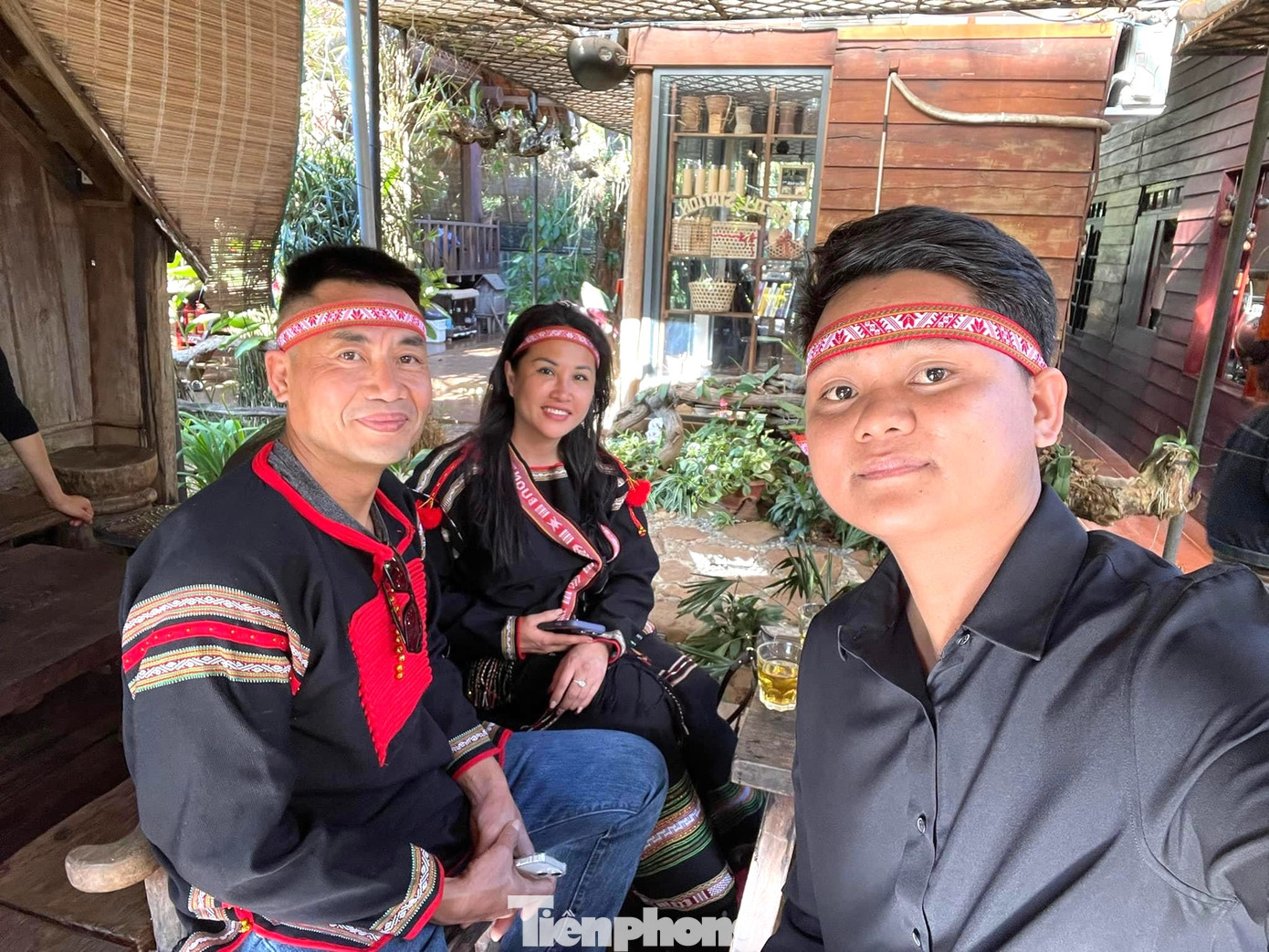 Buôn Ako Dhông còn giữ 32 ngôi nhà dài truyền thống. Buôn thu hút nhiều du khách đến tham quan, tìm hiểu nét văn hoá đặc trưng của người dân tộc bản địa.