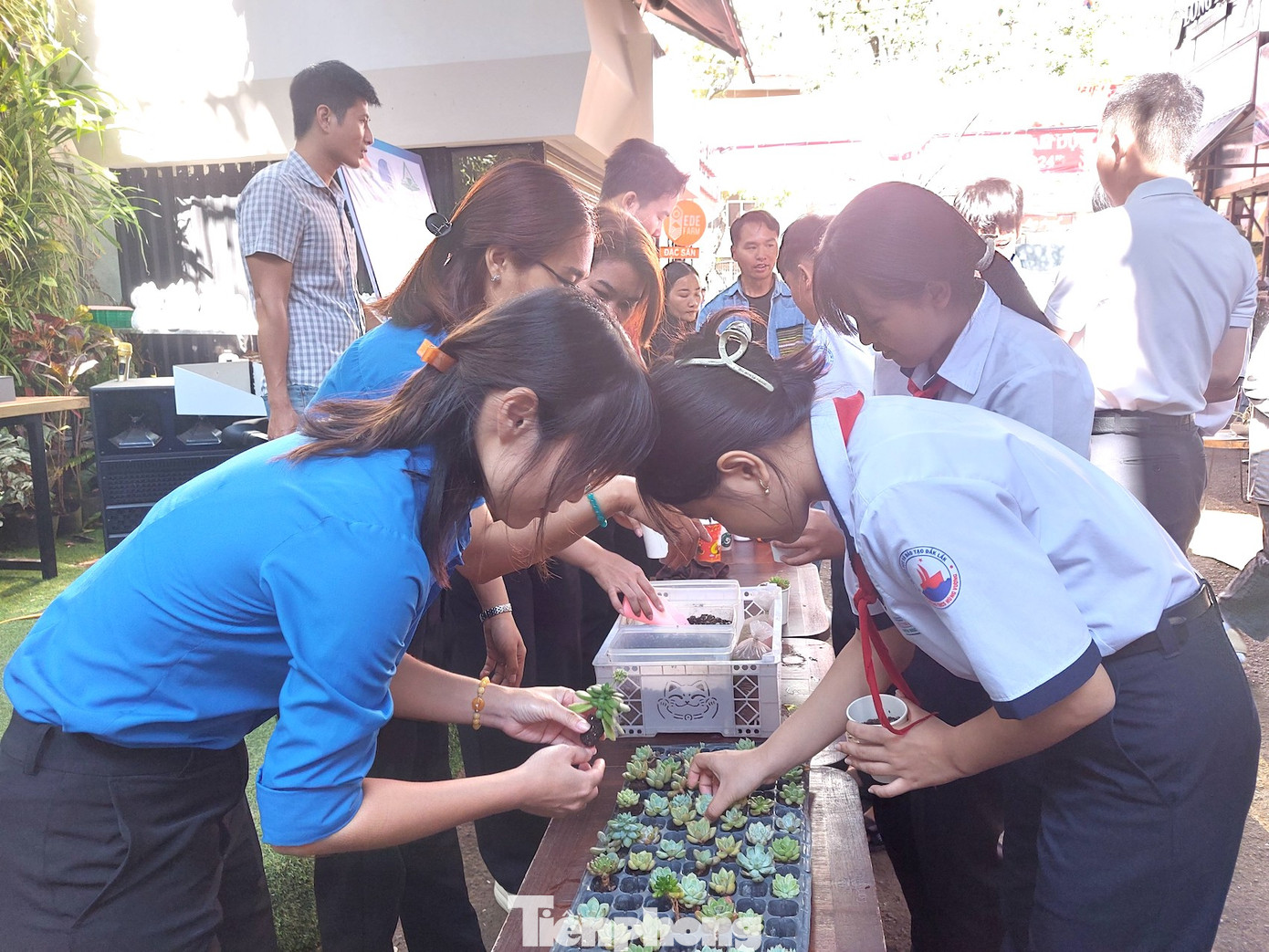 Em Đinh Trúc Quỳnh (lớp 8) cho biết: “Em được giới thiệu mô hình đầy sáng tạo là trạm thu pin cũ và được trải nghiệm hoạt động đổi pin cũ lấy sách, sen đá. Mô hình này giúp hình thành thói quen không vứt chất thải nguy hại bừa bãi ra môi trường, nâng cao ý thức cho cộng đồng”.