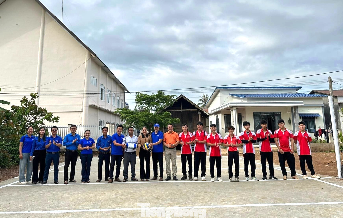 Cùng ngày, Hội liên hiệp thanh niên TP Buôn Ma Thuột tổ chức lễ ra quân Chiến dịch Mùa hè xanh với chủ đề &quot;Tuổi trẻ TP Buôn Ma Thuột xung kích tình nguyện vì cuộc sống cộng đồng&quot;. Tại lễ ra quân, đoàn khánh thành công trình thanh niên sân bóng chuyền tại buôn Tuôr.