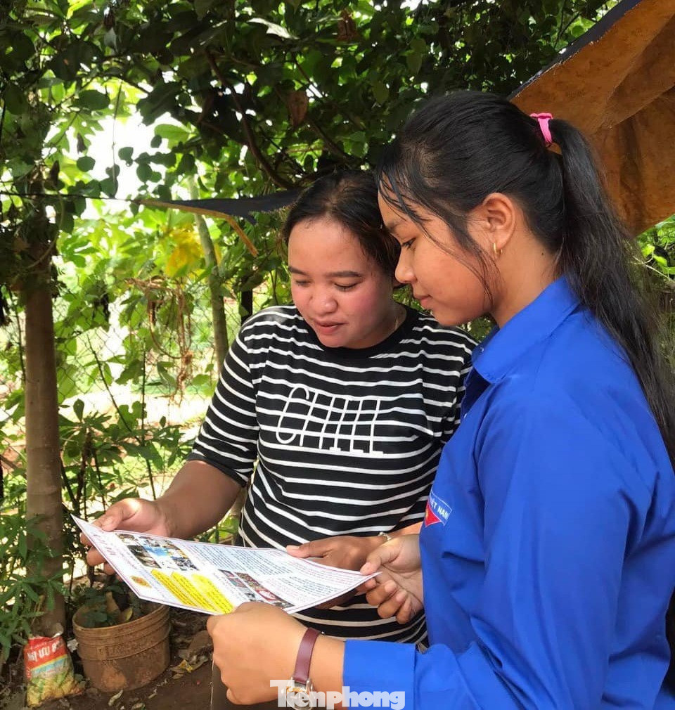 Bên cạnh đó, trả lời, tư vấn pháp luật cho bà con 20 thôn, buôn liên quan phòng chống ma tuý, công tác tái hoà nhập cộng đồng;...