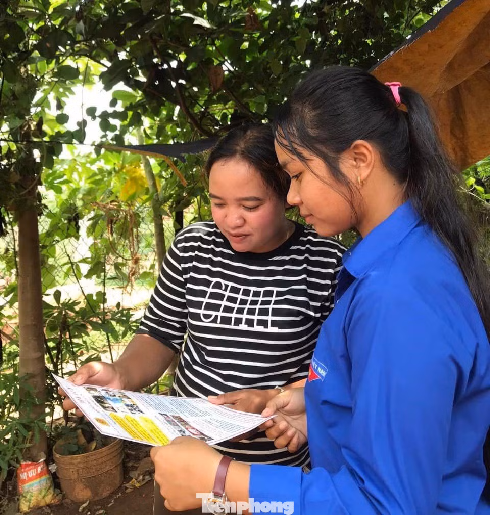 Bên cạnh đó, trả lời, tư vấn pháp luật cho bà con 20 thôn, buôn liên quan phòng chống ma tuý, công tác tái hoà nhập cộng đồng;...